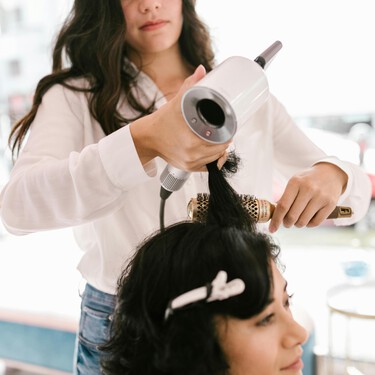 A partir de los 50 hay un corte de pelo que rejuvenece más que ninguno y los expertos lo aconsejan en sus salones