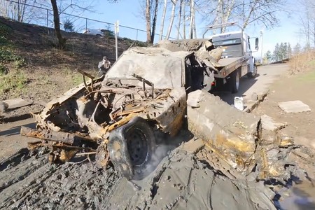 Hay gente que está rescatando coches abandonados en un río: desde un Mazda RX-7 hasta un Ford Mustang comidos por el óxido