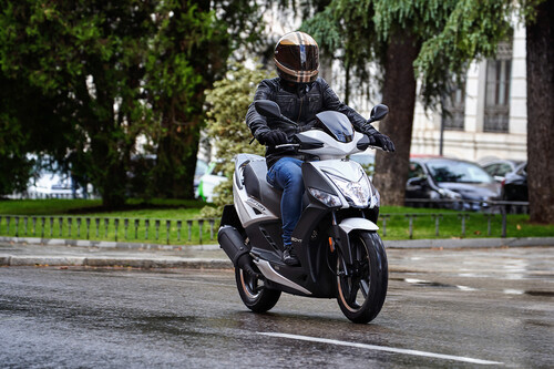 Ciclomotores y motos de 125 cc: ventas en verde y la salvación del mercado de dos ruedas en un año tocado pero no hundido