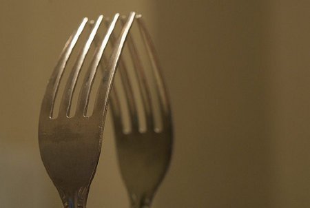 Usa tenedores grandes, platos pequeños y vasos altos y delgados para comer menos