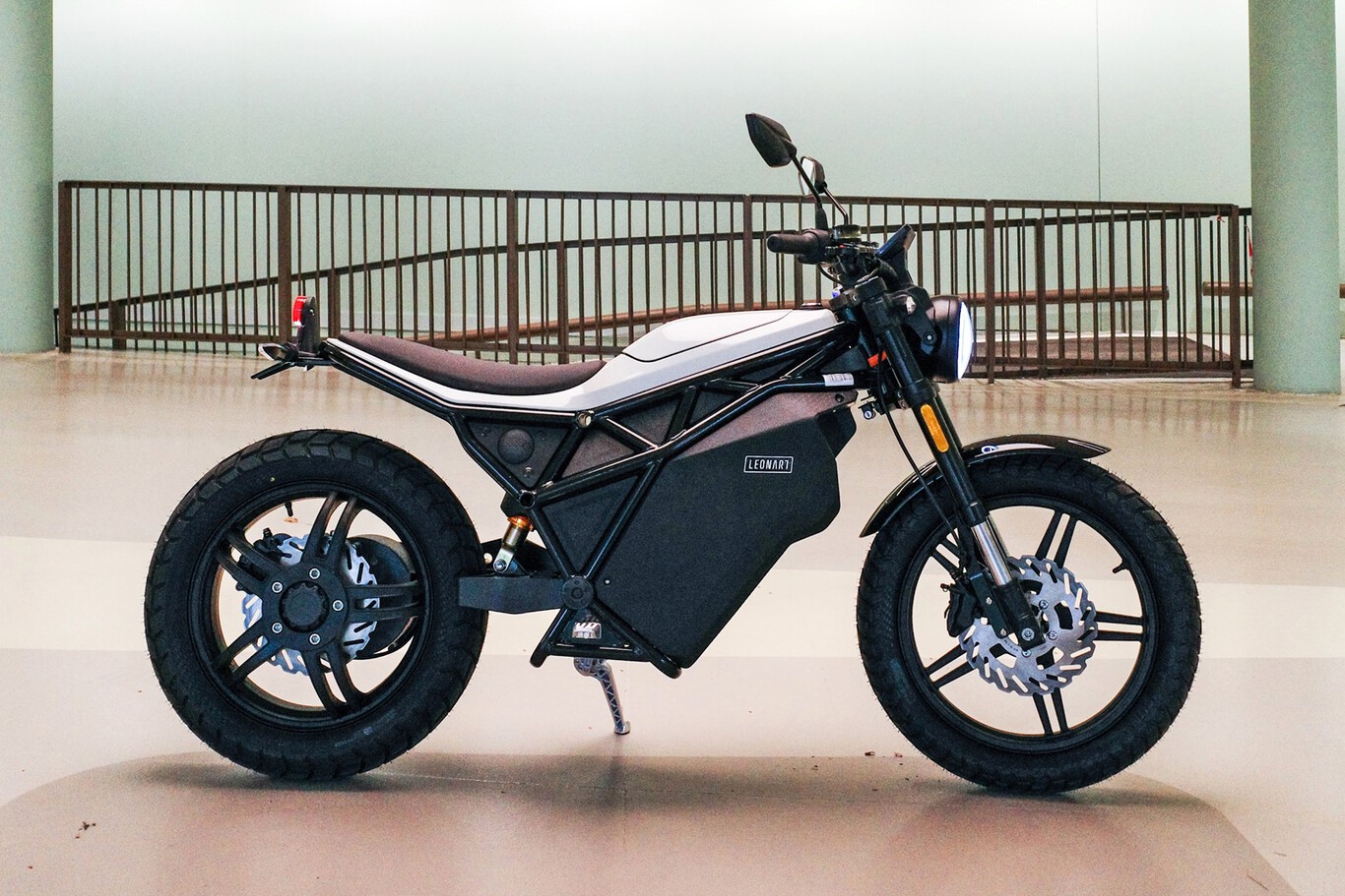 Nos subimos a la Leonart Rigger: una moto eléctrica bonita, fácil y que podría ser más barata para conquistar la ciudad