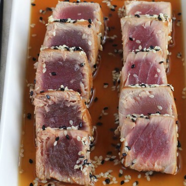 Tataki de atún con sésamo y salsa ponzu, una receta japonesa saludable y riquísima
