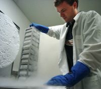 Unos padres desean que sus hijos hereden su sordera