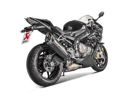 Mejora estética y rendimiento en tu BMW S 1000 RR con el nuevo e impresionante Akrapovič Slip-On