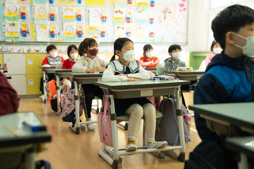 Mercado de trabalho extremamente competitivo força famílias a gastar cada vez mais com cursos privados para crianças na Coreia do Sul / Imagem: Open Government Partnership (Flickr)