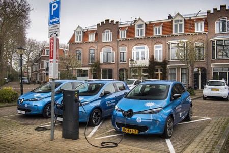 El futuro sistema de carga para coches eléctricos de Renault será por inducción y devolverá electricidad a la red cuando se necesite