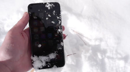 El nuevo test de resistencia de moda estas navidades: Enterrar un iPhone 6 Plus en la nieve
