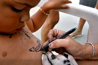 Tatúan el número de teléfono a los niños por si se pierden