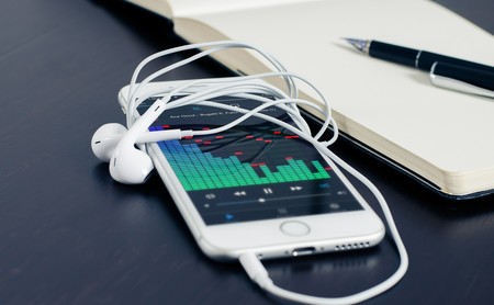 Casi la mitad de los españoles escucha música en 'streaming' según un estudio de AIMC: principalmente de radios, YouTube y Spotify