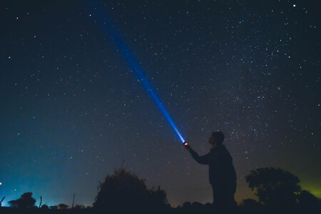 Viajar a la velocidad de la luz por el Sistema Solar puede ser extremadamente lento, y estas animaciones lo demuestran