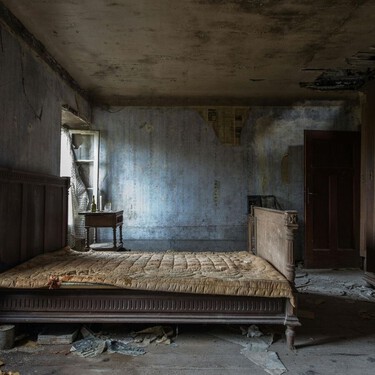 Hay ricos tan aburridos con su vida que se pintan humedades falsas en sus casas