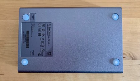 アルミニウムは木材に傷を付けやすいため、ゴム足はありがたいです。