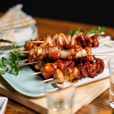 Te las firmaría un chef japonés o Rosalía: las brochetas de pollo con las que darle alegría a cualquier pechuga por simple que sea 