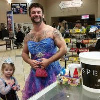 Su sobrina quería ir de princesa a ver Cenicienta pero le daba vergüenza: ¡él se vistió también de princesa!