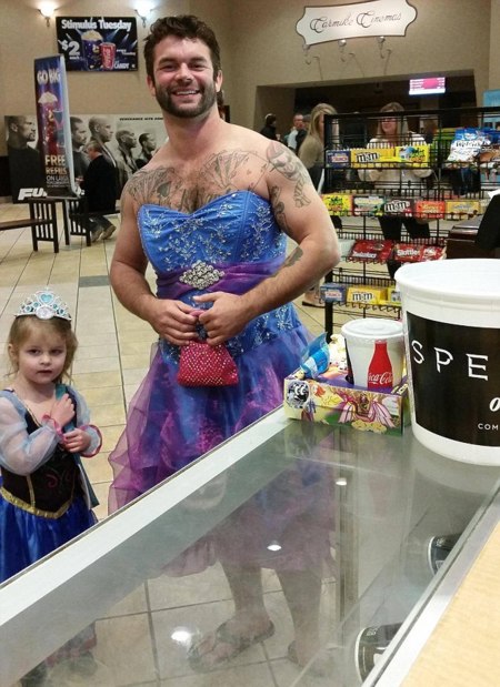 Su sobrina quería ir de princesa a ver Cenicienta pero le daba vergüenza: ¡él se vistió también de princesa!