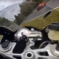 Salvada nivel: A 170 km/h en Nürburgring con tu BMW S1000RR, te golpea un SEAT y no te caes (x2)