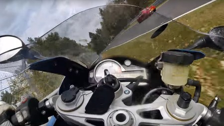 Salvada nivel: A 170 km/h en Nürburgring con tu BMW S1000RR, te golpea un SEAT y no te caes (x2)