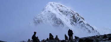 En 1852 unos topógrafos concluyeron que el Everest medía justo 29.000 pies. Les pareció tan poco creíble que le añadieron dos pies