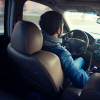 El multazo de la DGT que te puede caer por conducir con el abrigo puesto