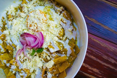 Chilaquiles con salsa de habanero. Receta de desayuno