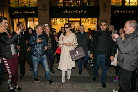 Angelina Jolie visita la Maison Guerlain de Paris con motivo del 190 aniversario 