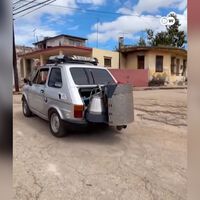 Cuba não tem gasolina, então esse mecânico fez o que MacGyver faria: seu Fiat agora funciona com carvão 