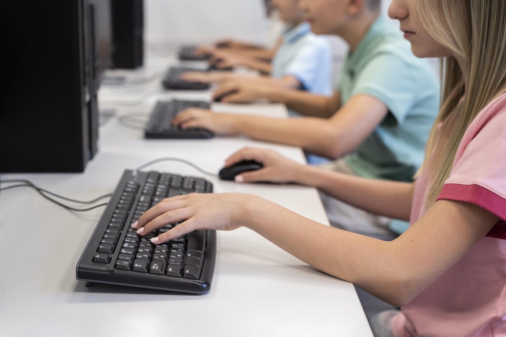 Madrid ya ha puesto fecha al freno de pantallas en las aulas. La tijera no cortará a todos los centros por educativos por igual