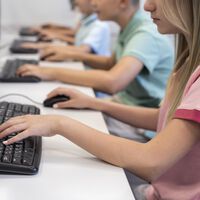 Madrid se ha empeñado en que los niños pasen menos tiempo frente a pantallas en sus aulas. Y ya tiene un plan