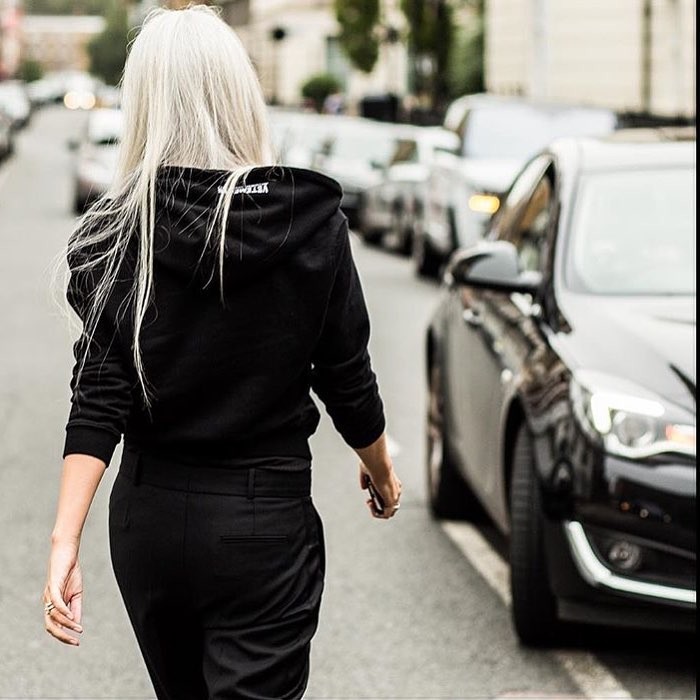 Las canas ya no tienen por qué ser un tabú: esta cuenta de Instagram las celebra con estilazo y espíritu body positive