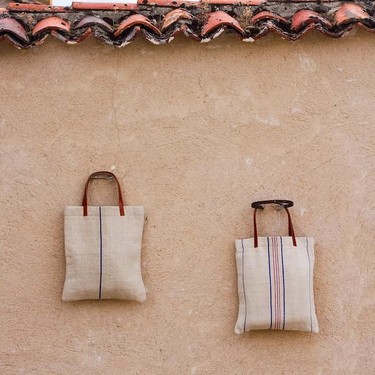 Los complementos se suman a la moda del reciclaje: bolsos de saco en The Flea