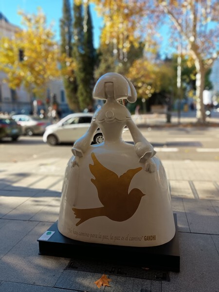 Foto de la escultura de una menina con el modo 'Retrato'