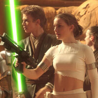 ¿De dónde salieron las espadas láser que le dieron a Obi-Wan y Anakin en Geonosis durante Star Wars: El Ataque de los Clones? 