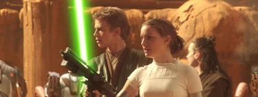 ¿De dónde salieron las espadas láser que le dieron a Obi-Wan y Anakin en Geonosis durante Star Wars: El Ataque de los Clones? 