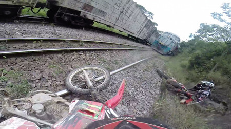 ¿Querías adrenalina? ¡Pues toma un tren de mercancías de frente!