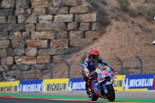 Marc Márquez machaca a sus rivales para tener la pole en MotorLand y Pedro Acosta se cuela justo a su vera 