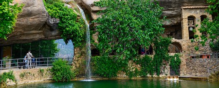 Monasterio Cataluna Cascada Senderismo Otono Visitas Historicas Milenio