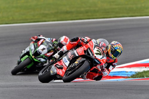 Magnífico doblete para Chaz Davies en Alemania y sexta victoria del año doblegando a Jonathan Rea