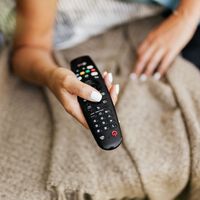 Este control remoto tiene un truco que pocos conocen que te ayudará a acceder más fácil a tus contenidos favoritos en la televisión
