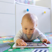 Tecnología, apps y otros inventos para estimular o entender al bebé: cuando nuestro instinto de padres queda anulado