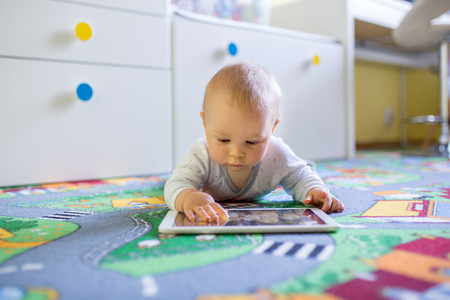 Tecnología, apps y otros inventos para estimular o entender al bebé: cuando nuestro instinto de padres queda anulado