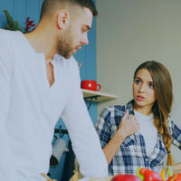 Por que alguns adultos desviam o olhar ao conversar com outras pessoas? A psicologia aponta que não é por timidez 