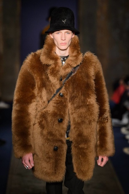 Menos 'brrr' y más fur (pero sintético): el detalle de pelo es un must de temporada