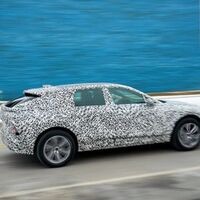 Cadillac Lyriq nos deja ver por primera vez uno de sus modelos de preproducción y ¡vaya que luce diferente!