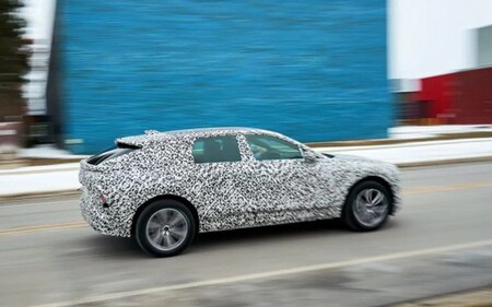 Cadillac Lyriq nos deja ver por primera vez uno de sus modelos de preproducción y ¡vaya que luce diferente!