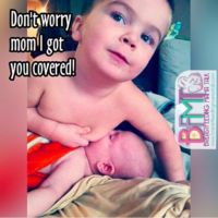 La última foto de la polémica: el niño que quiere amamantar a su hermanito