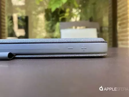 側面の音量ボタンを備えたエッジのディテール。