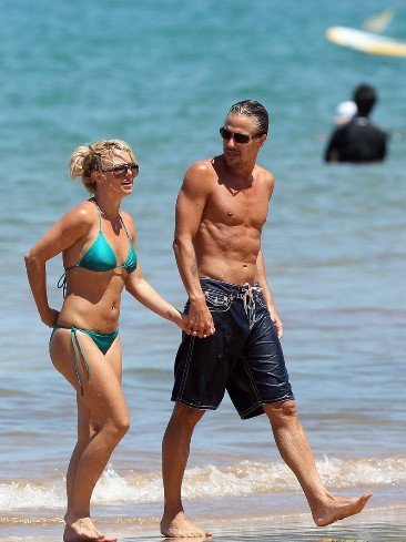 Britney Spears presumiendo de tipín y de novio a la vez por las playas de Hawaii
