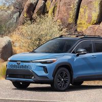 El Toyota Corolla Cross 2026 se sacude los años con retoques de diseño y mejoras al interior