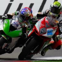 Kenan Sofuoglu y Jules Cluzel hablan sobre la chicane Geert Timmer 