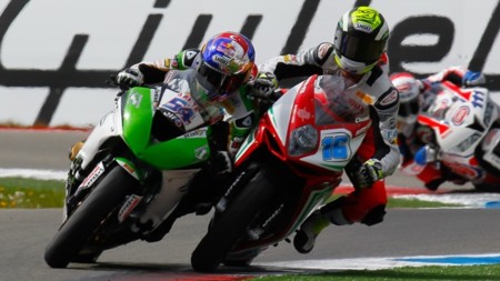 Kenan Sofuoglu y Jules Cluzel hablan sobre la chicane Geert Timmer 